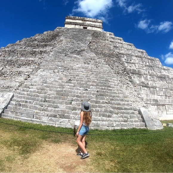 Meet your Posher, Nicole - Picture 1 of 1